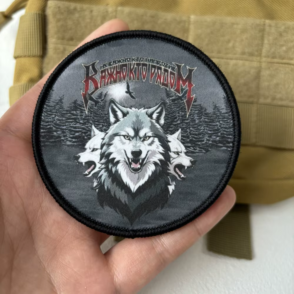 Parche táctico de lobo con fondo negro y diseño militar