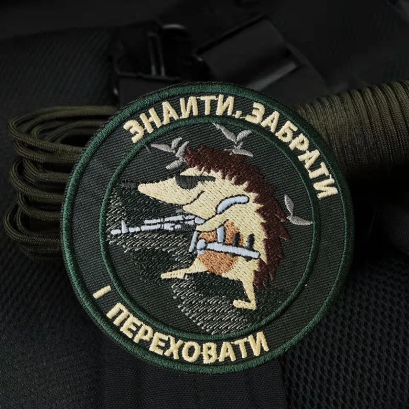 Insignia de moral con diseño de erizo de batalla