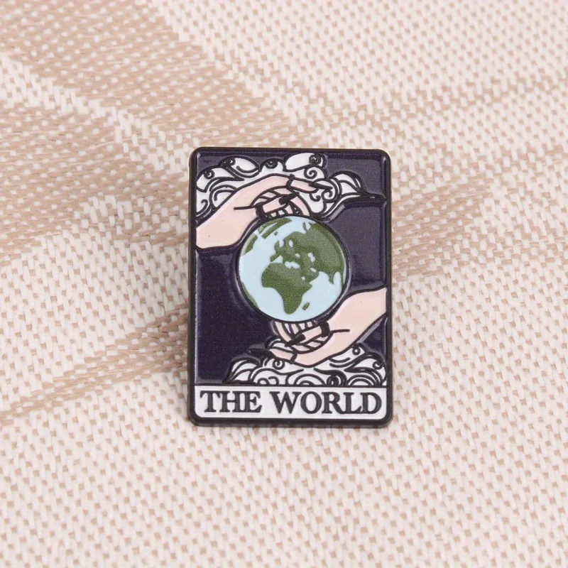 Broche esmaltado El Mundo tarot manos en relieve – insignia - imagen 4