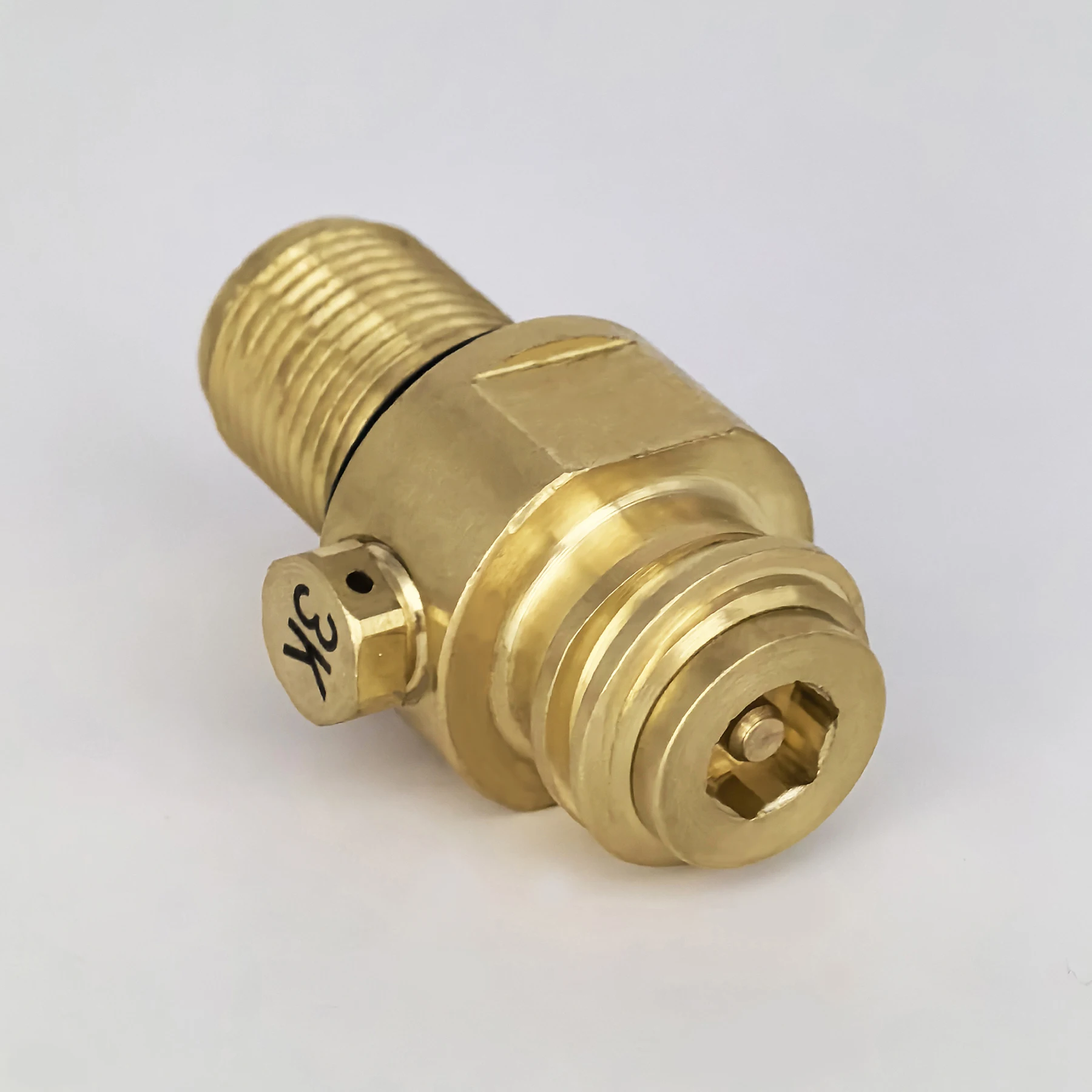 Adaptador instalado en un cilindro de CO2