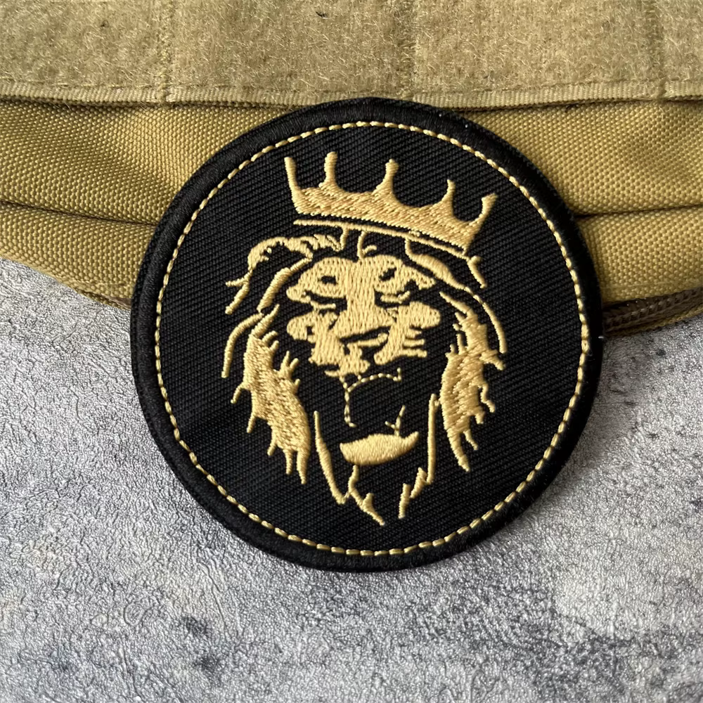 Detalle del parche bordado y acabado