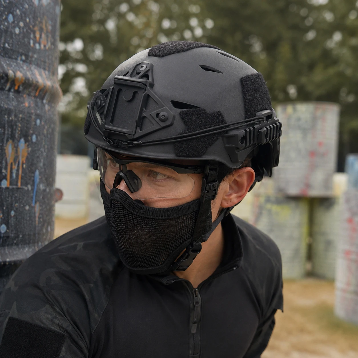 Casco FAST MH negro mostrado desde otra perspectiva