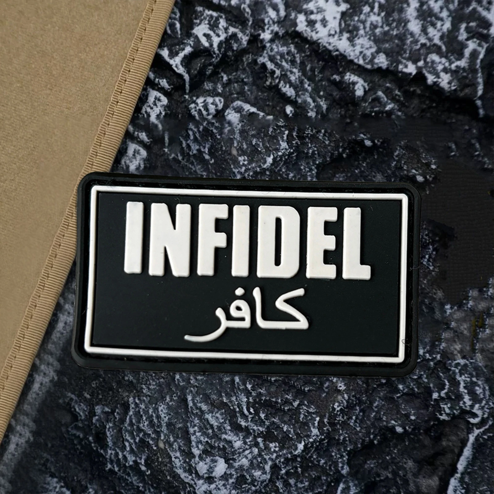Parche táctico INFIDEL negro visto de cerca