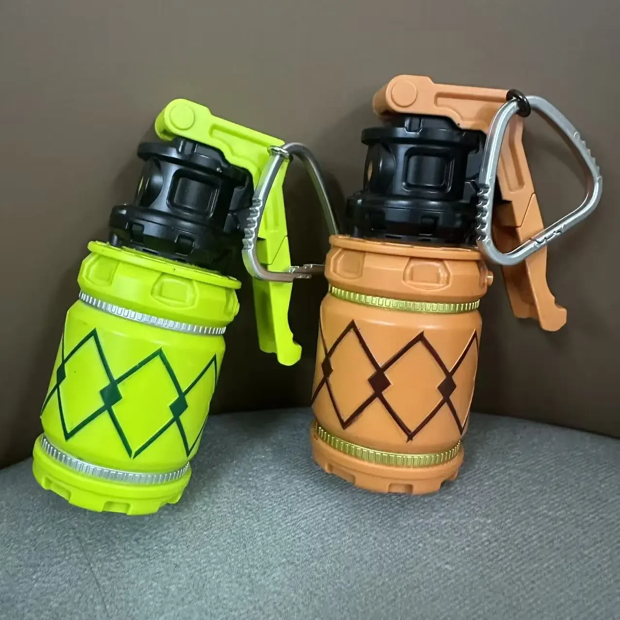 Detalle del patrón de rombo naranja en la pelota