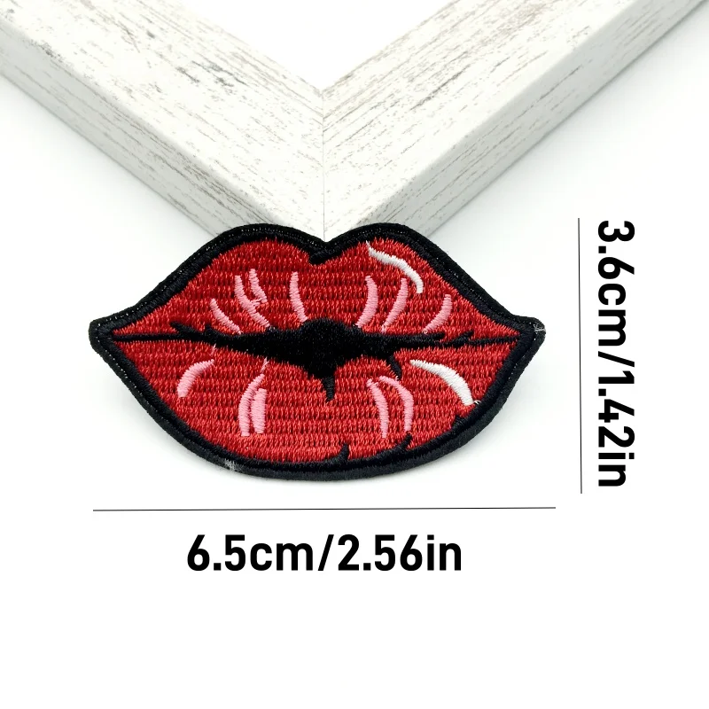 Diferentes ángulos del parche de labios rojos