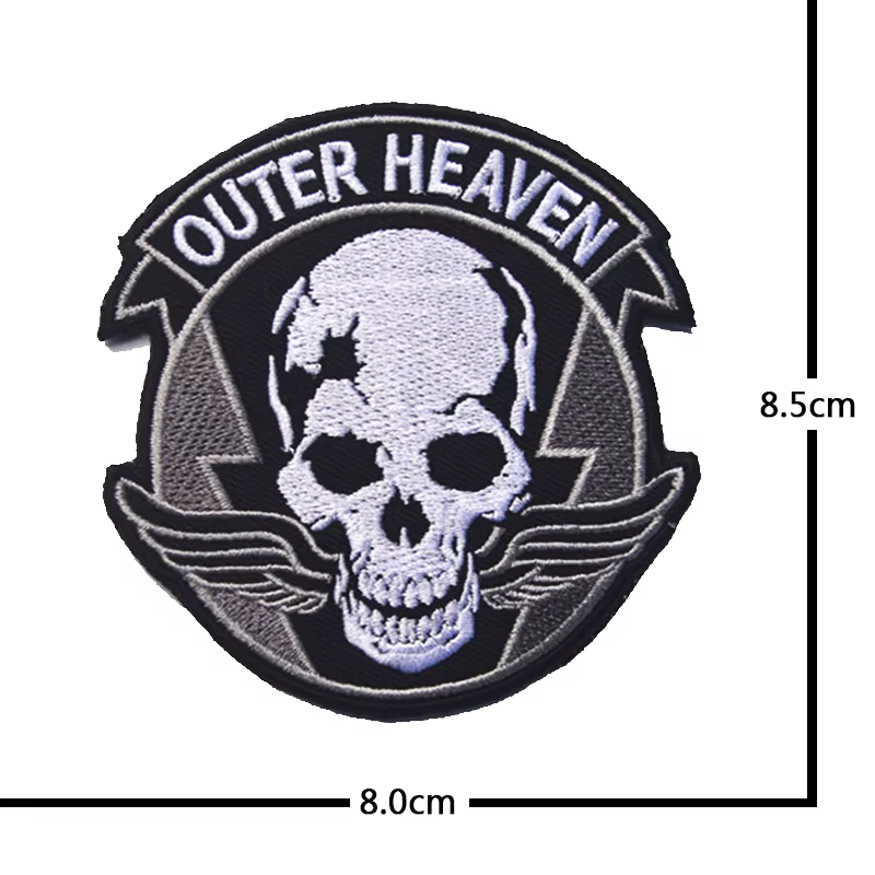 Parche bordado con diseño de dinosaurio y calavera en negro sobre fondo kaki