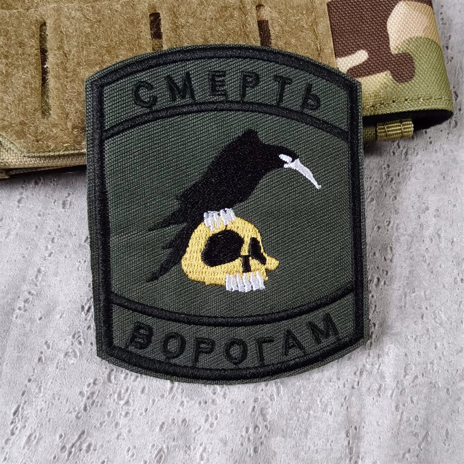 Parche táctico bordado calavera cuervo rusa – Insignia gancho bucle para mochila - imagen 2