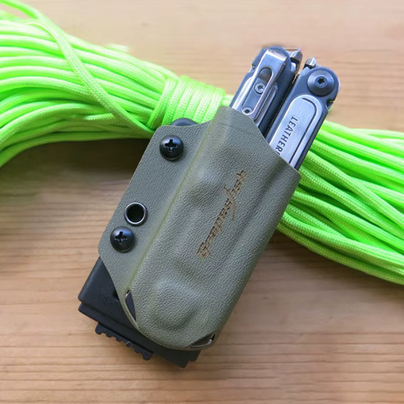 Funda KYDEX verde militar en posición 45 grados