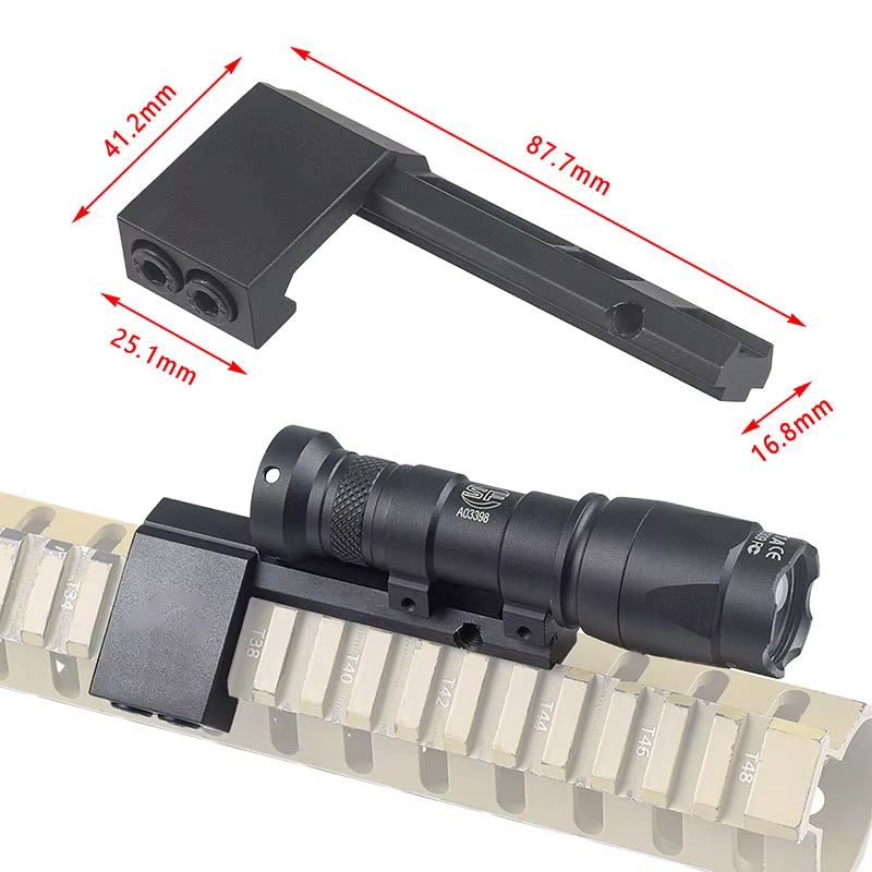 Linterna en uso sobre rifle AR-15