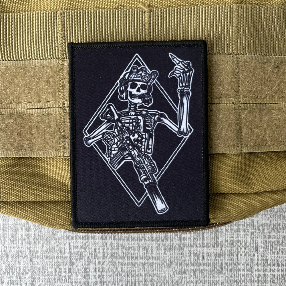 Parche moral calavera con pistola – Para equipo táctico y mochila - imagen 2