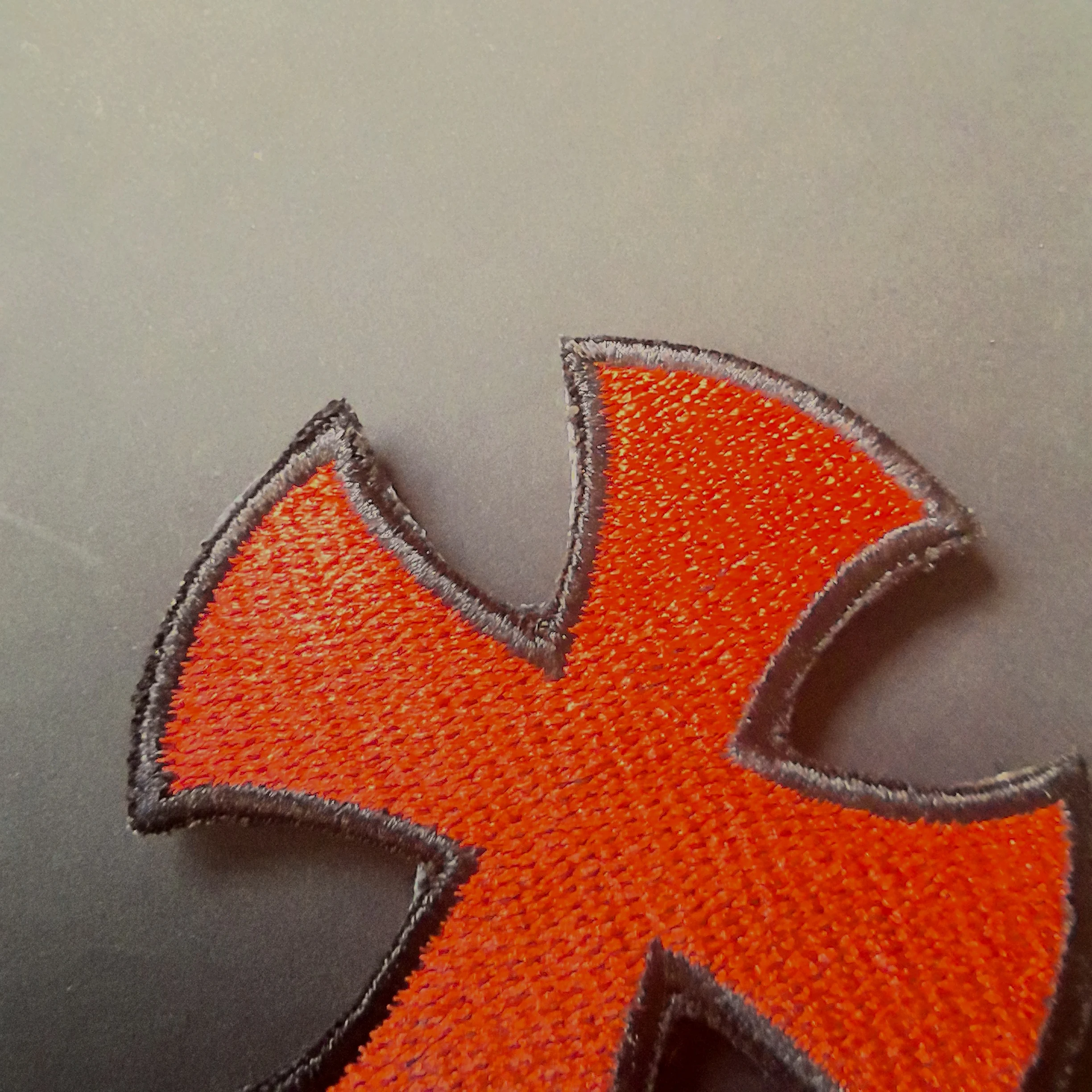 Detalle del parche sobre una mochila negra resaltando el contraste del diseño