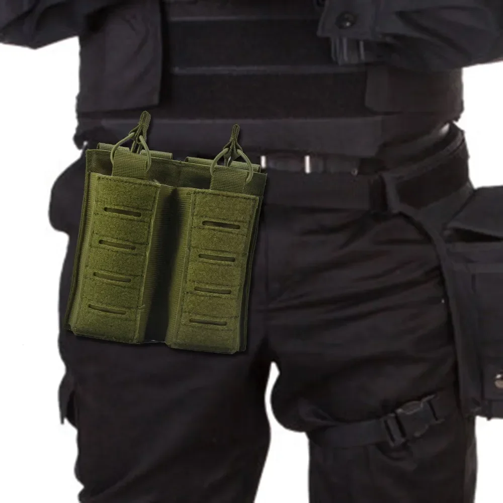 Funda portacargadores táctica Molle en uso