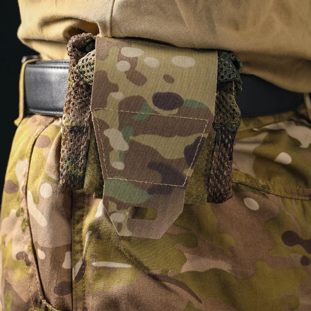 Bolsa táctica colgante MOLLE en uso