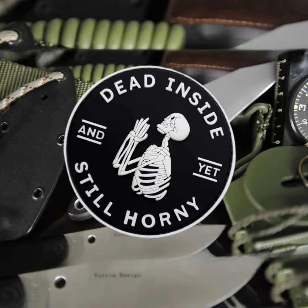 Parche táctico calavera Dead Still Horny – PVC para mochilas - imagen 5