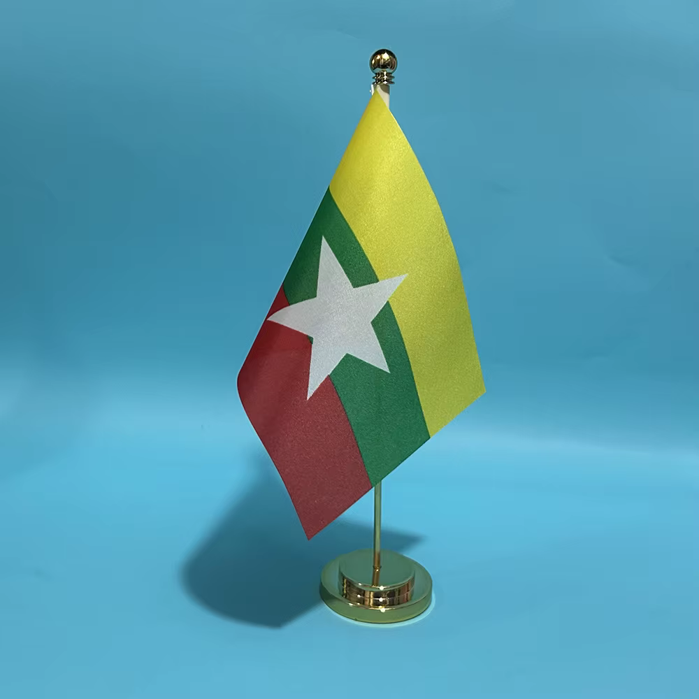 Vista frontal de la bandera donde se aprecia la estrella blanca y las franjas de color