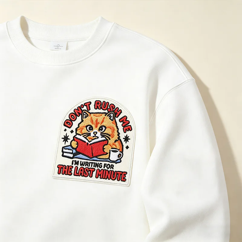 Parche termoadhesivo bordado gato leyendo para ropa y gorras