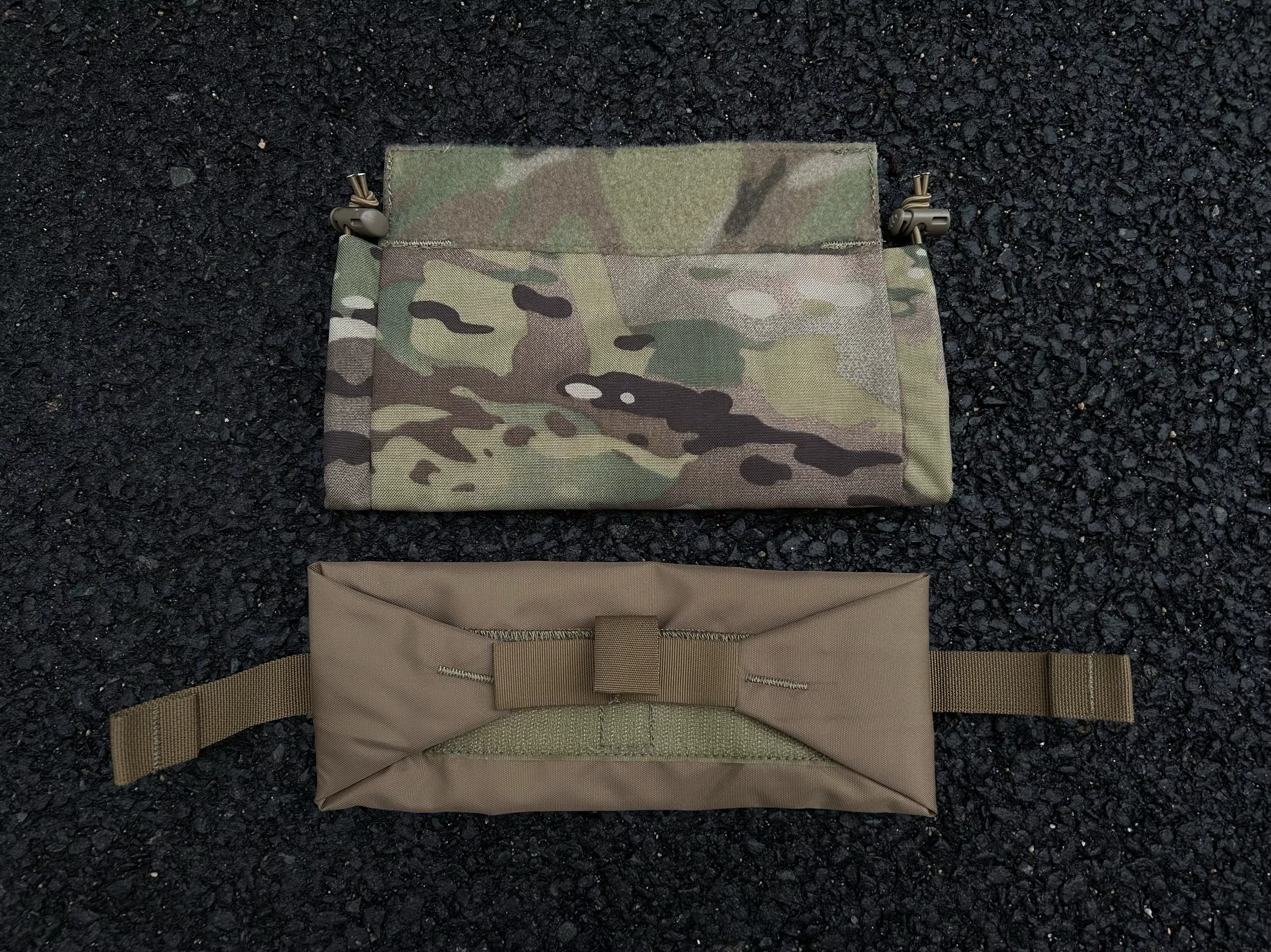 Vista frontal de la bolsa de trauma mostrando su sistema de enrollado y correas ajustables