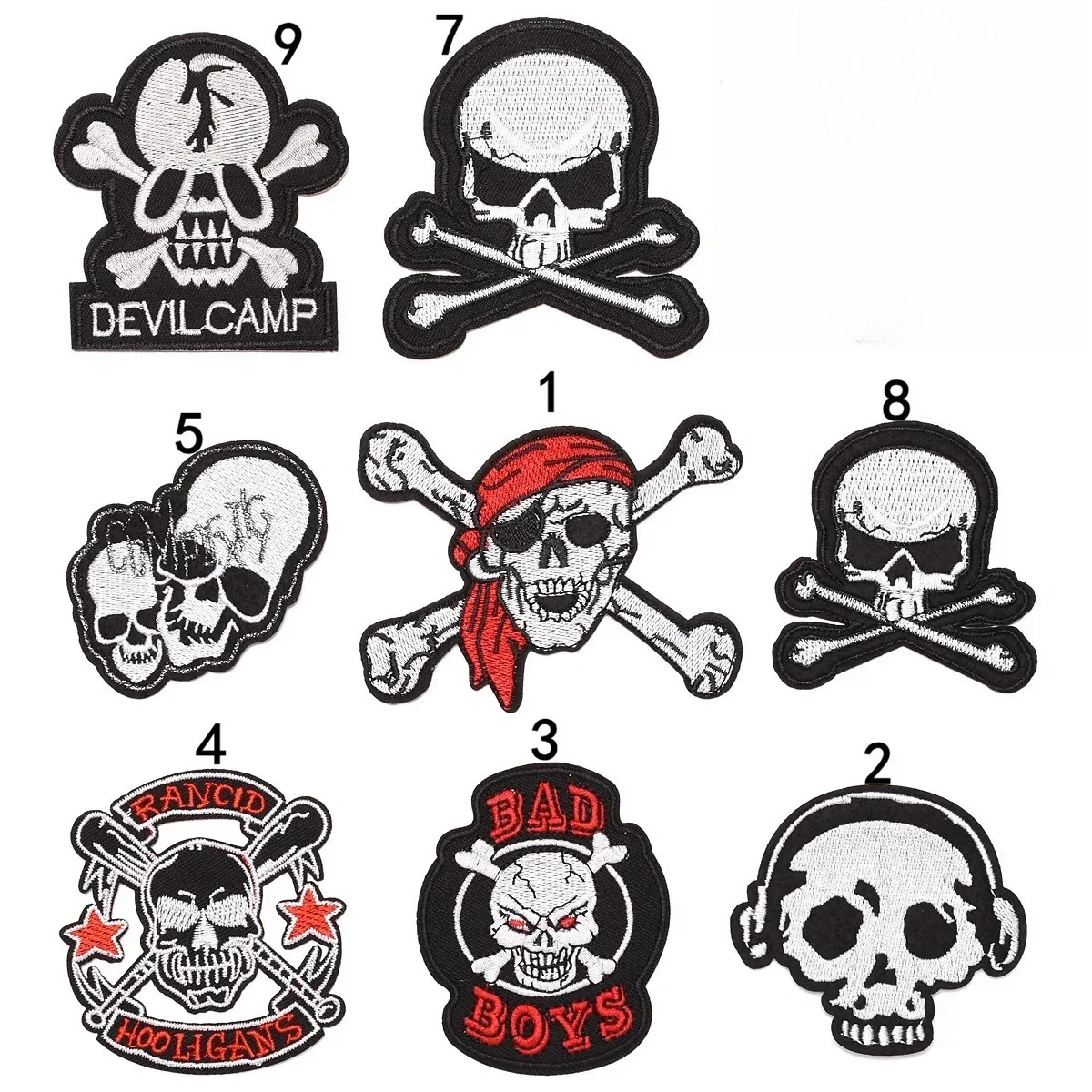 Parche bordado de calavera pirata con huesos cruzados para planchar