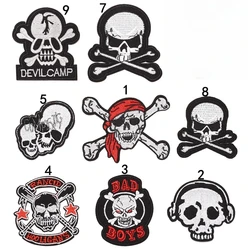 Parche bordado de calavera pirata con huesos cruzados para planchar