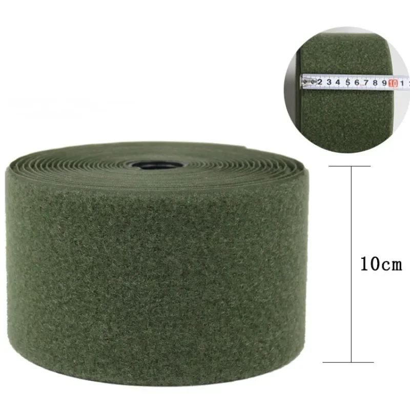 Cinta de Velcro adhesiva verde militar sobre superficie táctica