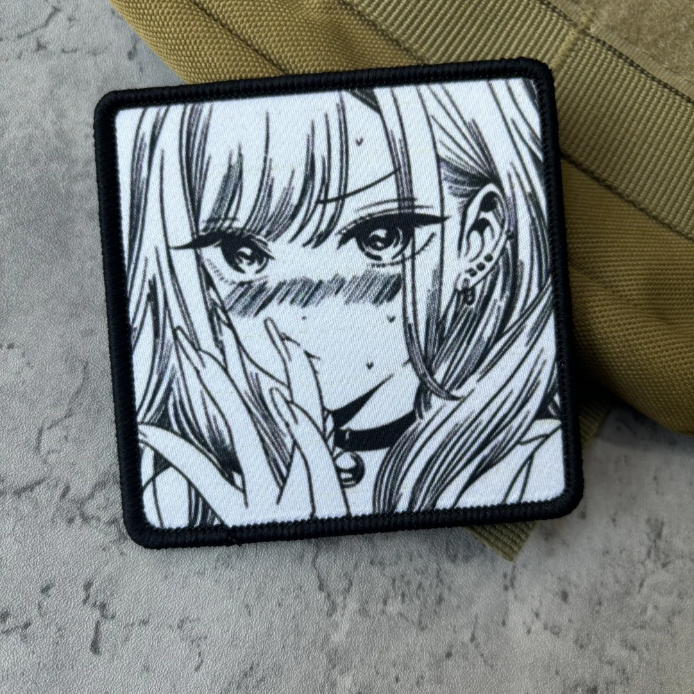 Vista frontal del parche táctico de chica anime