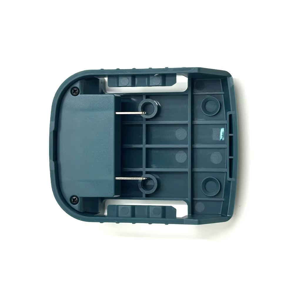 Puertos USB y USB-C en soporte de batería Makita 40V
