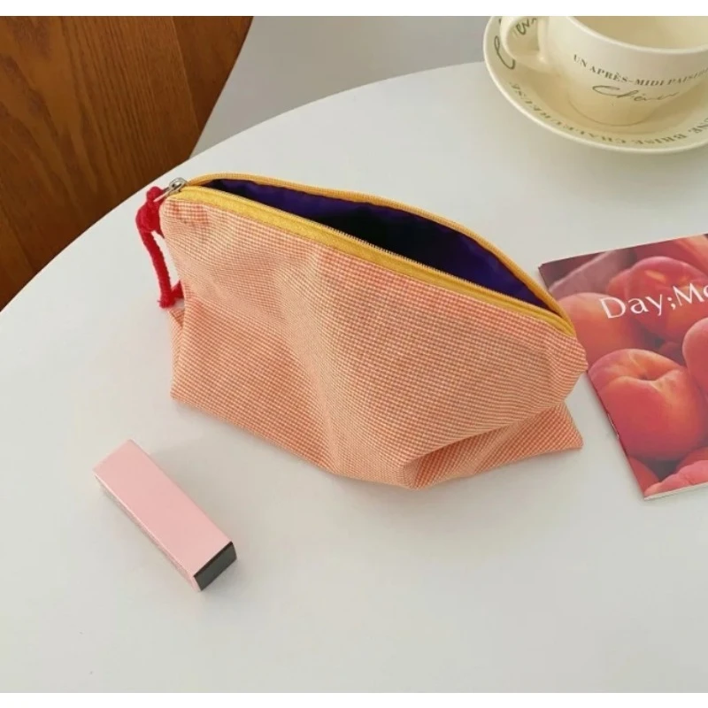 Bolsa de maquillaje de gran capacidad con diseño a cuadros - imagen 4
