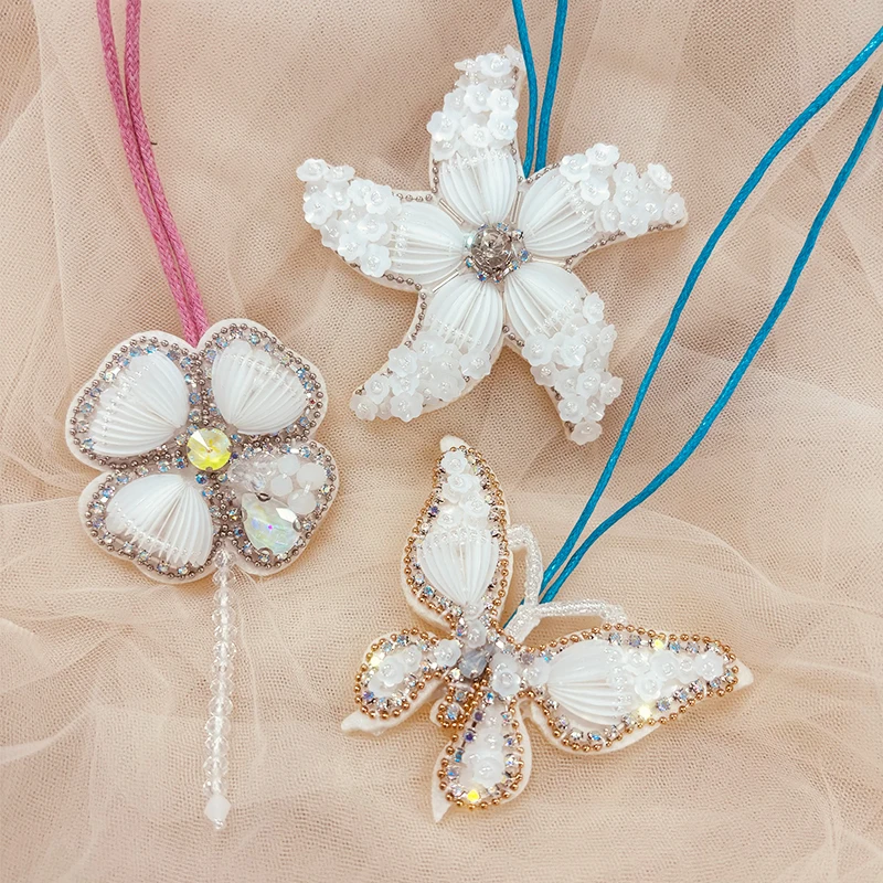 Detalle de lentejuelas y diamantes de imitación