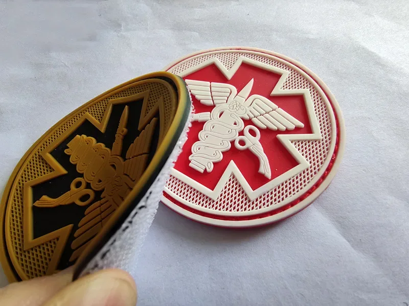 Emblema médico 3D con calavera y caduceo
