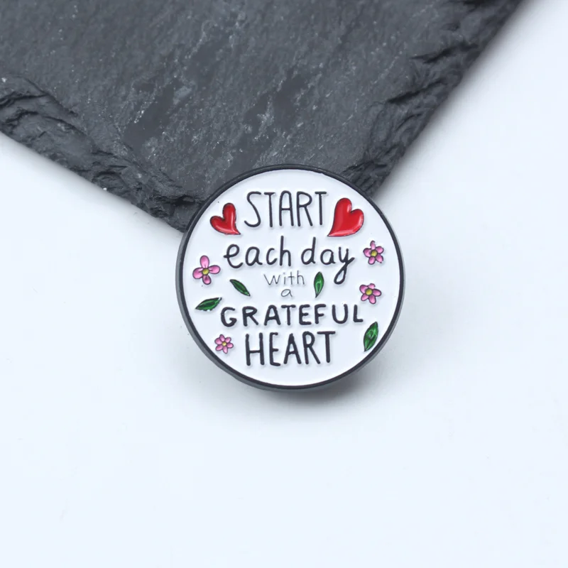 Pin de solapa con cita: corazón agradecido, estilo clásico - imagen 5