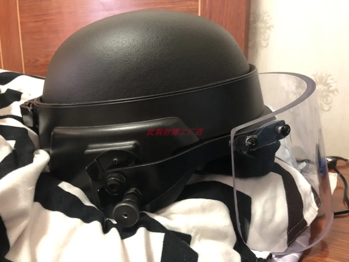Visera antibalas 3A montada sobre casco táctico