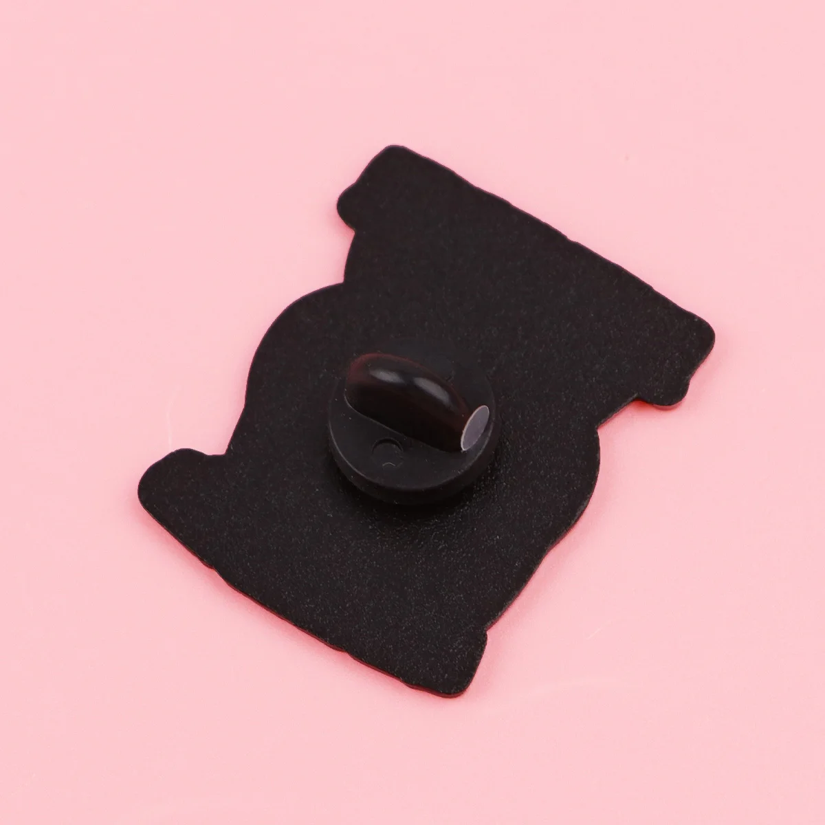 Broche con gato y frase “more caffeine”