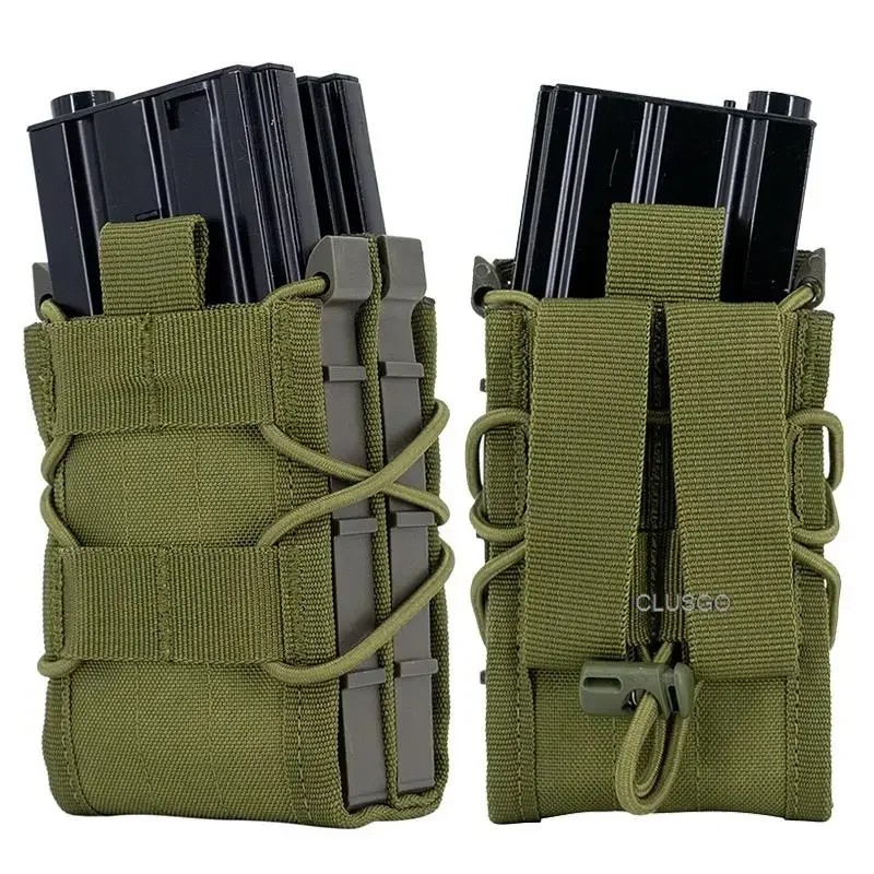 Interior con detalles de sujeción para mantener el cargador firme