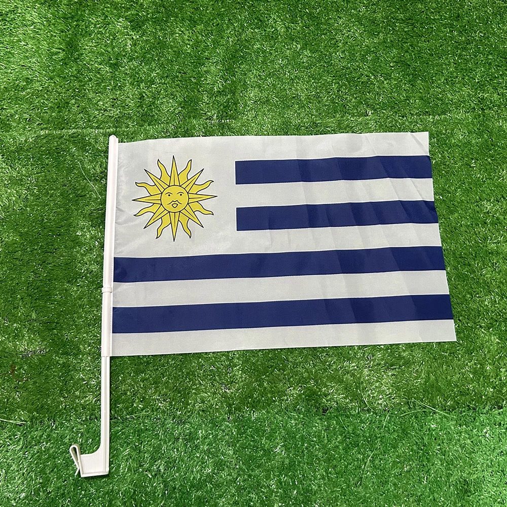 Bandera de Uruguay ondeando en soporte de coche