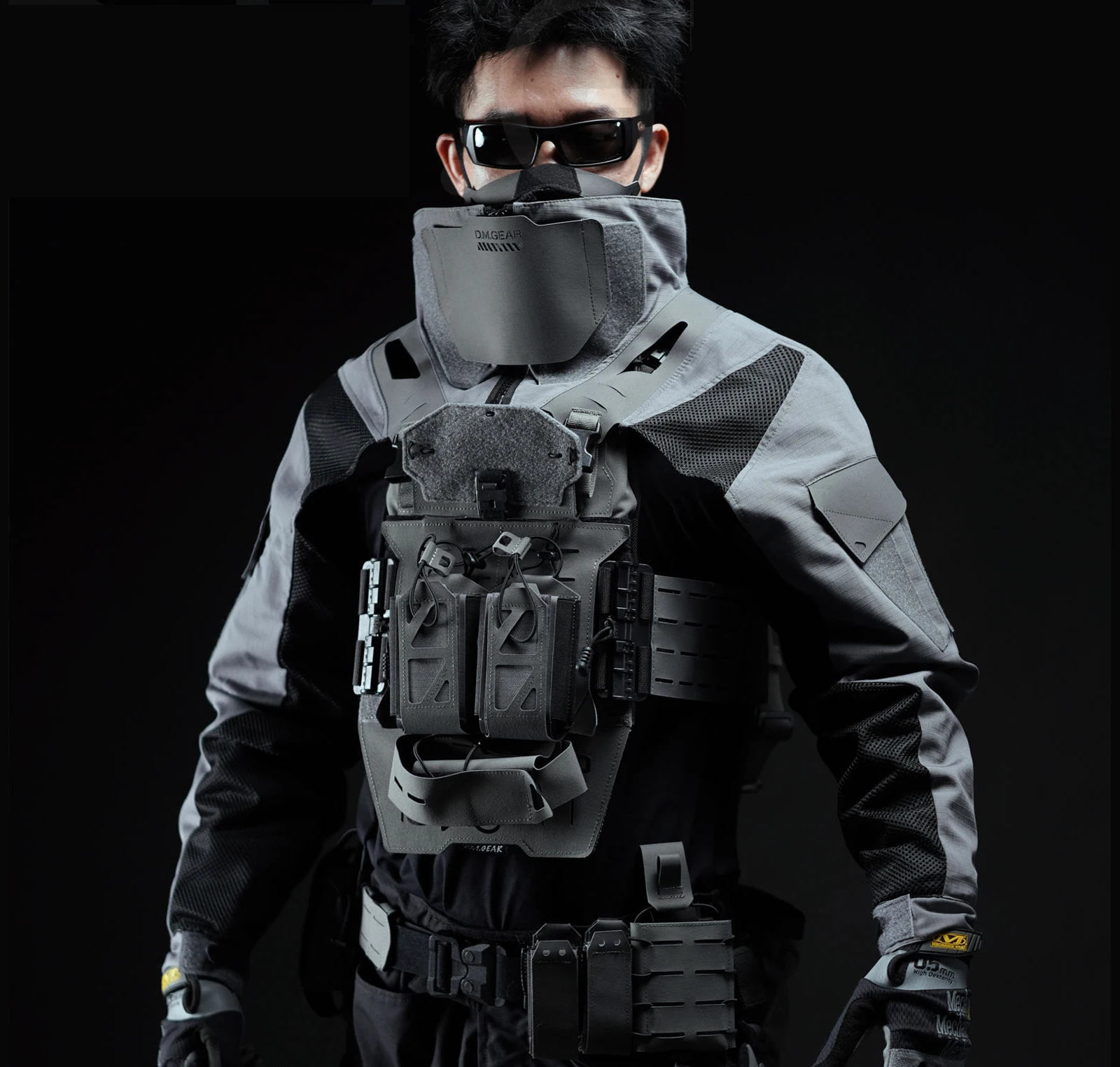 Vista del traje camuflado para uso con chaleco táctico