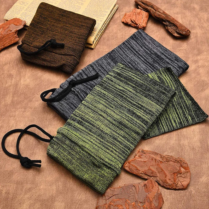 Detalle del material elástico y el cierre de la funda