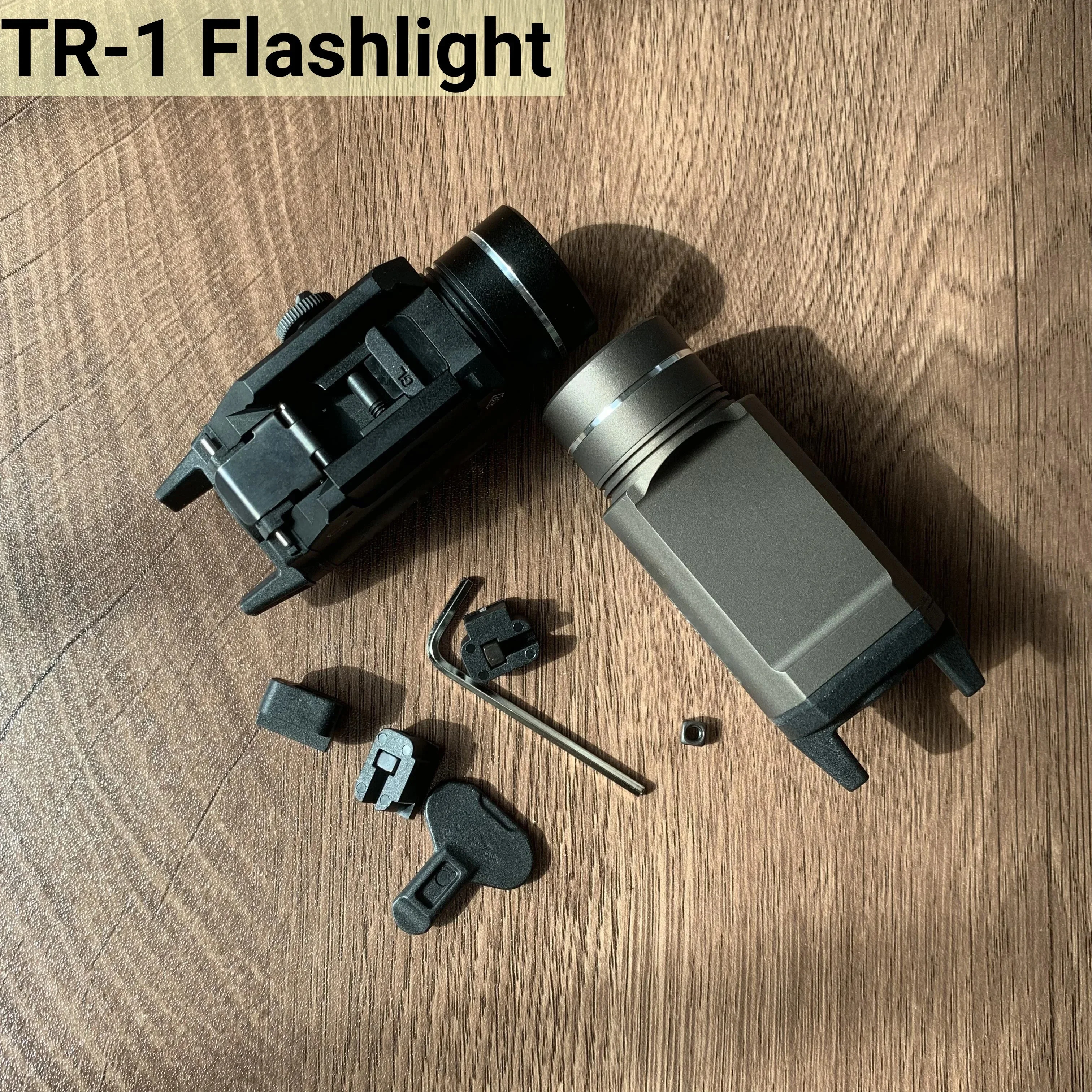 Linterna táctica LED TR-1 en uso