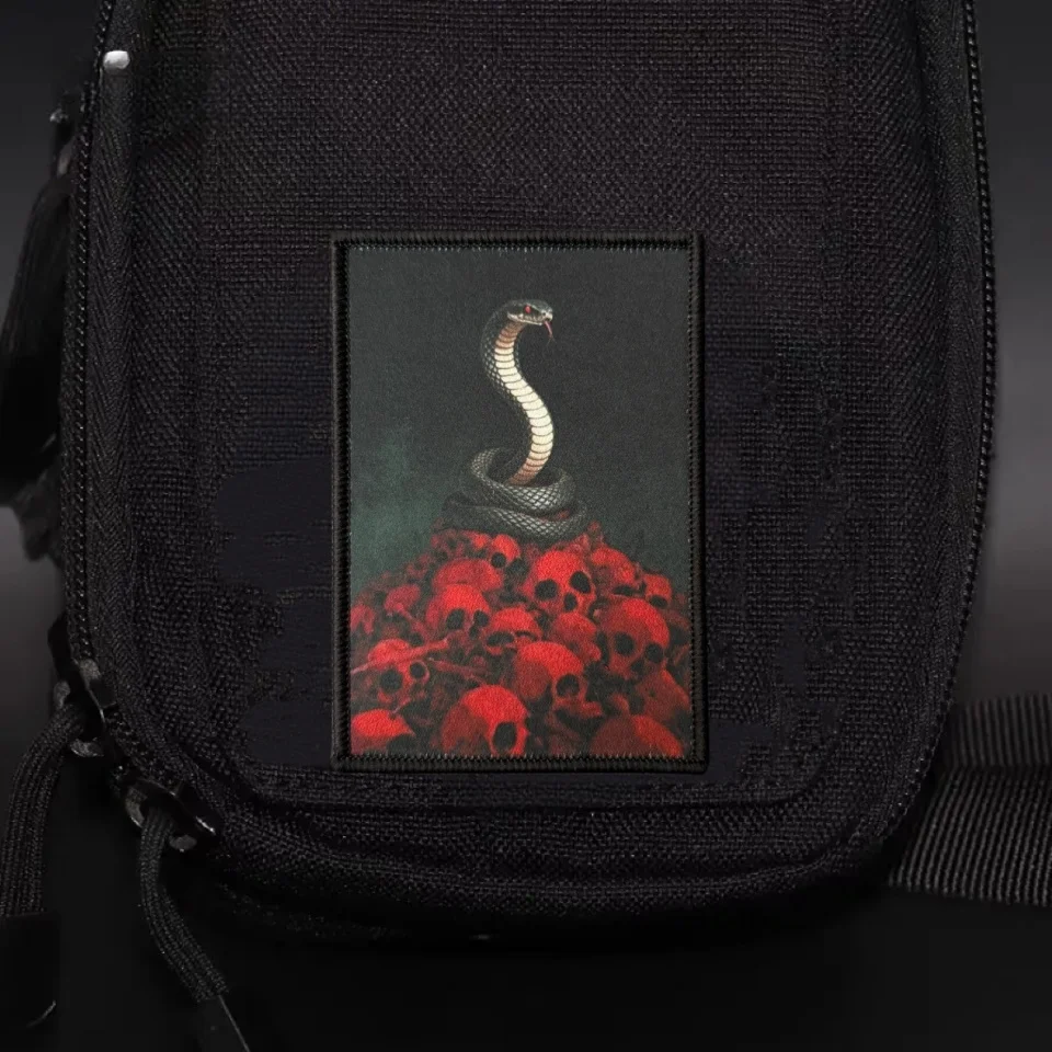 Parche táctico calavera y serpiente con velcro para mochilas - imagen 5