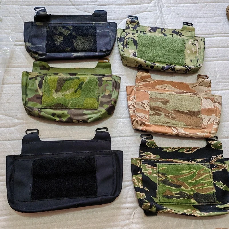 Panel con bolsa para cargador en configuración táctica