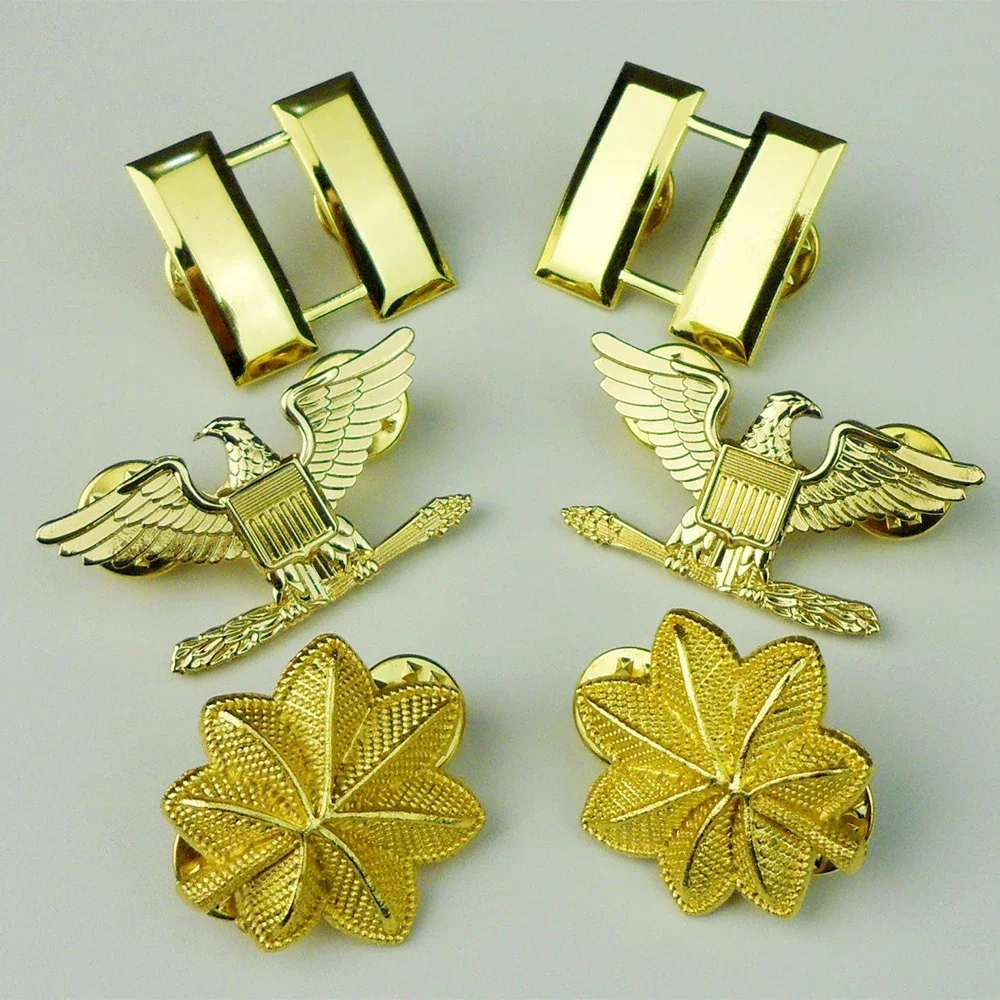 Insignias de rango dorado y pin azul marino