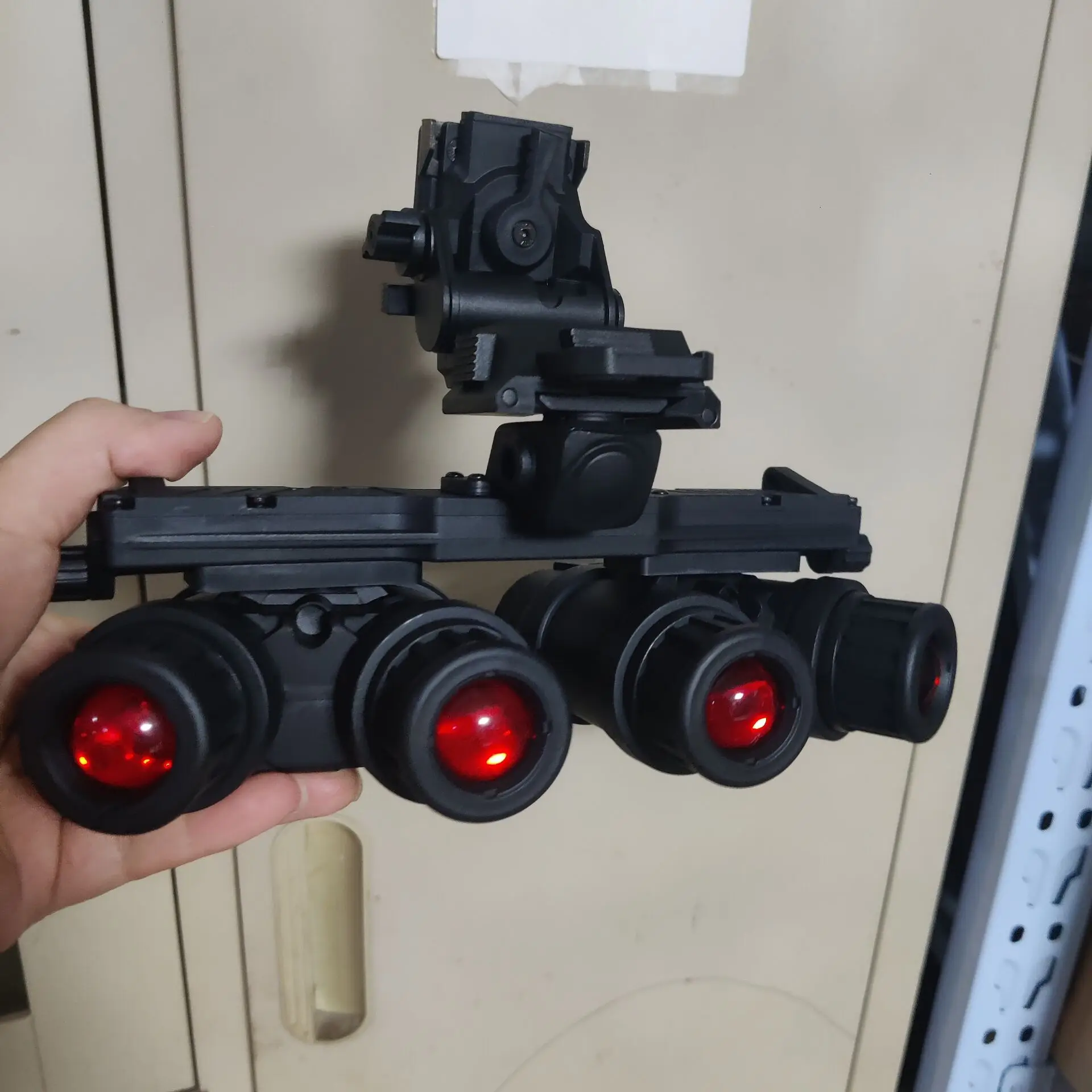 Detalle de las lentes con efecto de luz roja