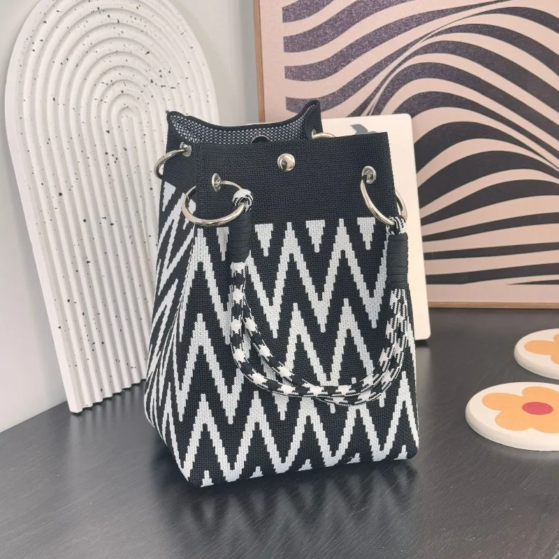 Bolso tote geométrico a cuadros con correas y asa de anilla - imagen 4
