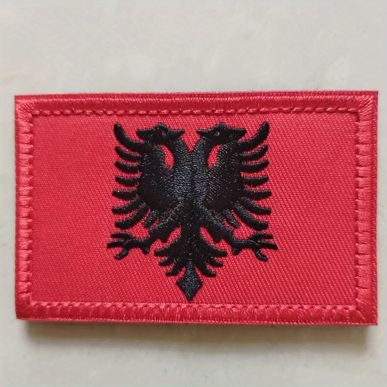 Parche táctico bordado bandera Albania sobre fondo oscuro
