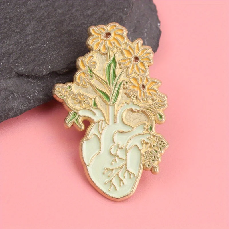 Broche corazón anatómico floral en resina dorada - imagen 2
