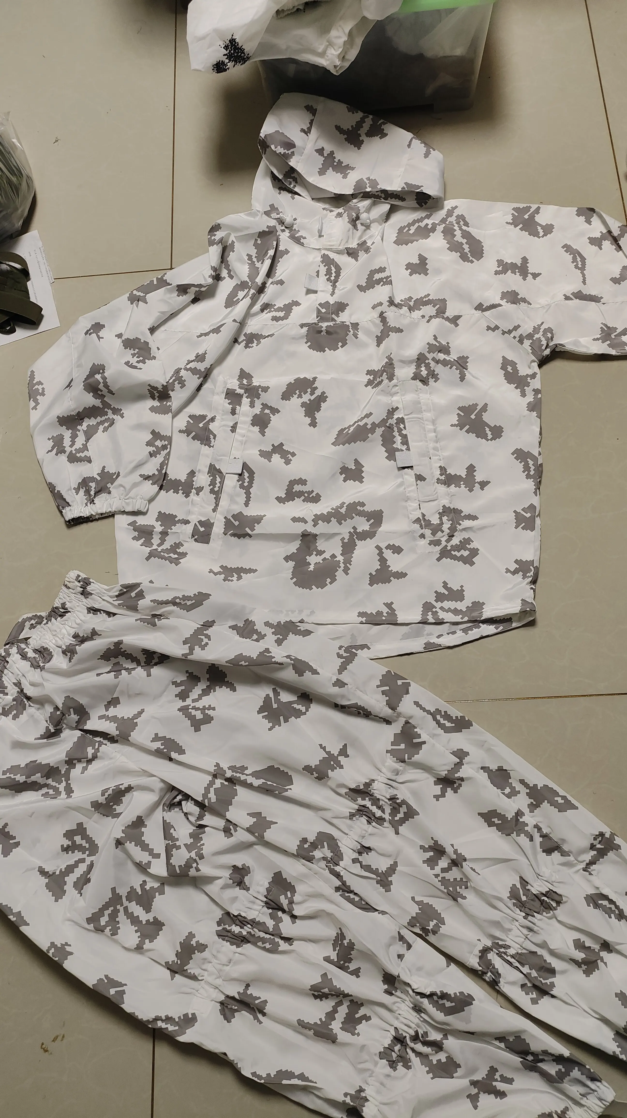 Traje de camuflaje para nieve con patrón blanco