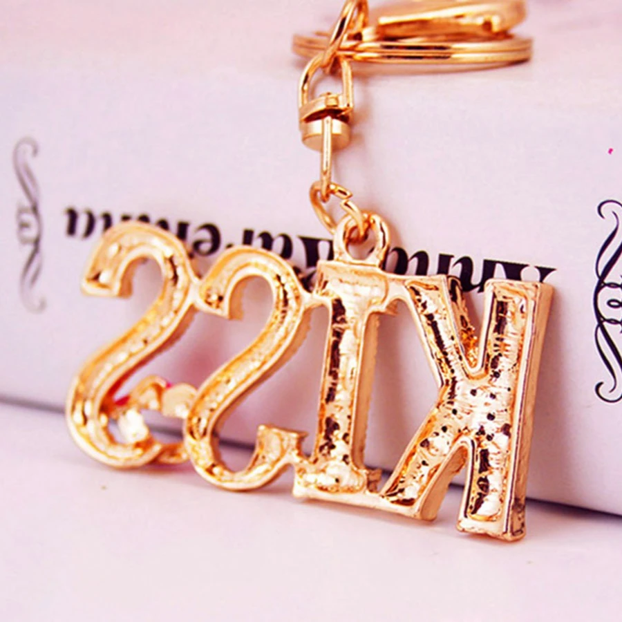 Llavero con dije de cristal brillante KISS y letras strass rosas - imagen 2