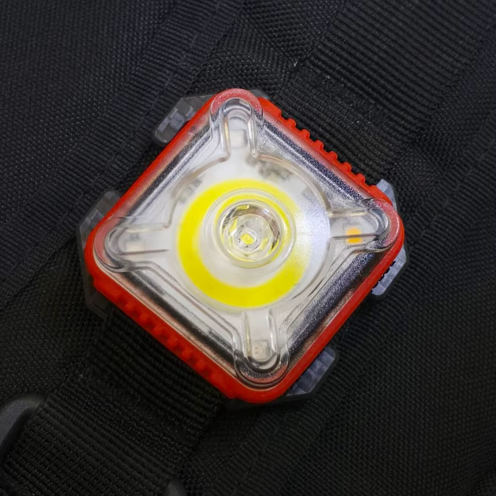 Linterna táctica EDC en uso