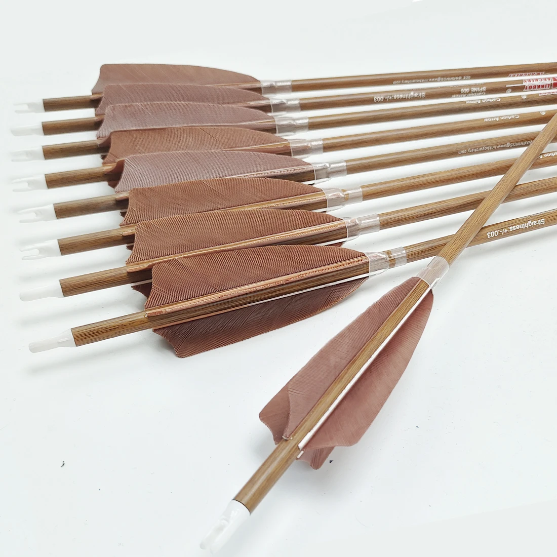 Flechas de carbono con plumas de pavo y puntas de caza