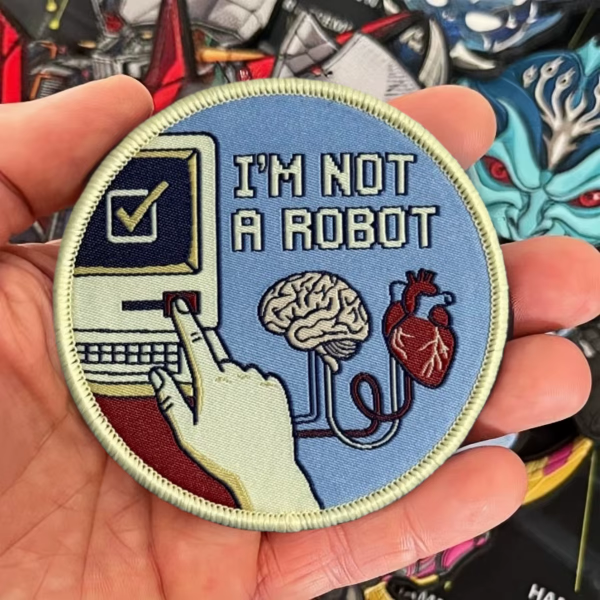 Primer plano del bordado del parche No Soy un Robot