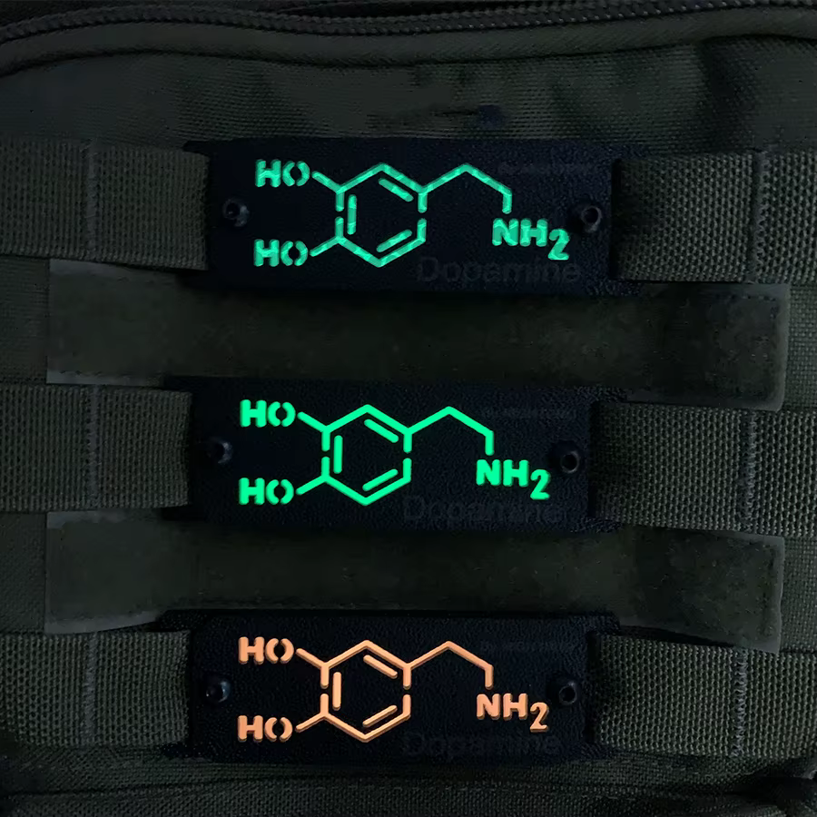 Clip MOLLE luminoso ABS – Accesorio reflectante táctico - imagen 4